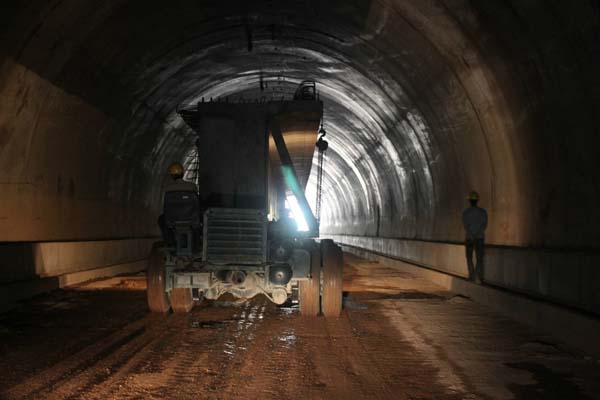 T梁穿越山子顶隧道工程案例